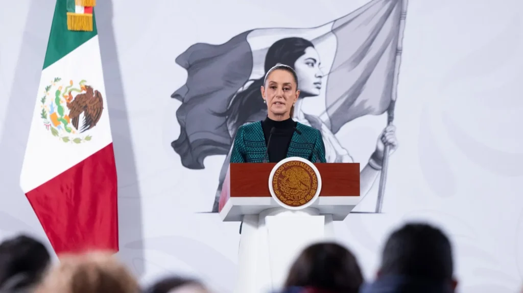 Una mujer habla por micrófono.